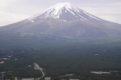 雪の山と静かな広がり