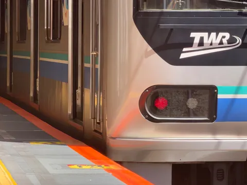 光と扉が呼ぶ列車