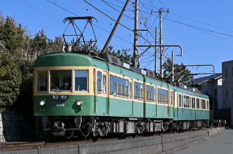 緑とクリームの車体、青空に映える