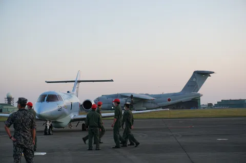 空港に並ぶ航空機と人々