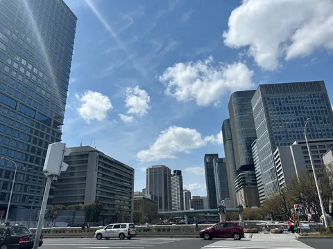 青空と高層の互いを映す街