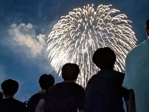 見上げた空に咲く光