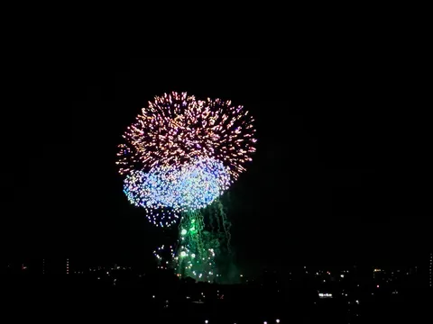 夜空に咲く、光の花束