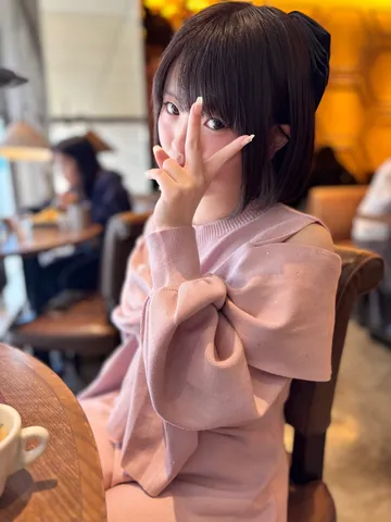 午後のカフェでVサイン