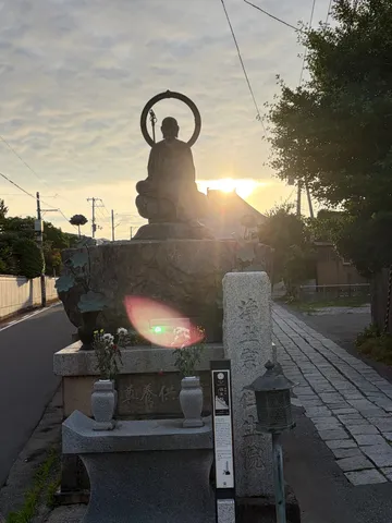 夕日と仏像、悠久の瞬間