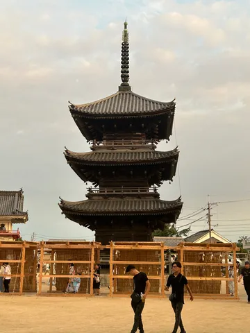 塔を見上げる穏やかな午後