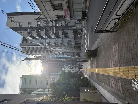 陽光差し込む街並み