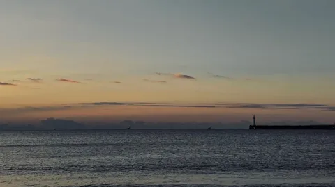 夜明け前の港、静寂の光