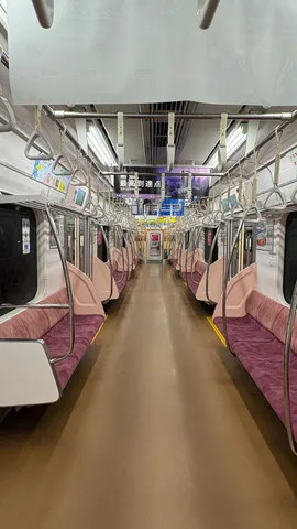 静寂に包まれた車内の風景