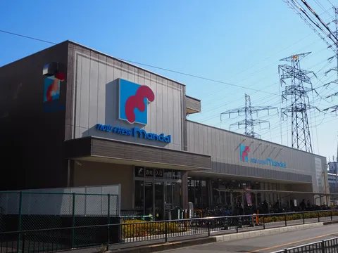 青空と看板のモダン感