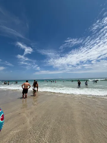 夏の海、白波と青い空