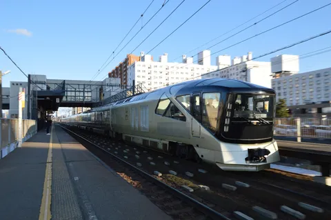 都会を疾走する未来型列車