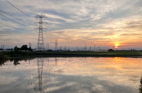 電気と夕景の静かな刻