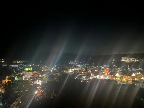 光の帯が走る夜の街
