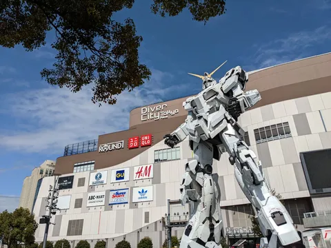 青空の下、都会の守護神