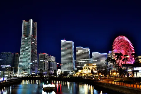 水面に映る夜の煌めき