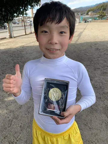 輝くメダルとサムアップ！