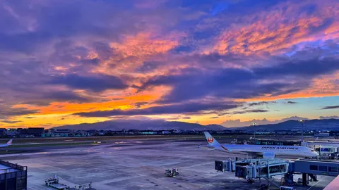 宵の空港、燃える空
