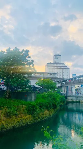 夕景と水辺の静かな時間