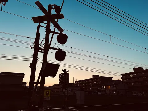 薄明の踏切、空と線路の物語