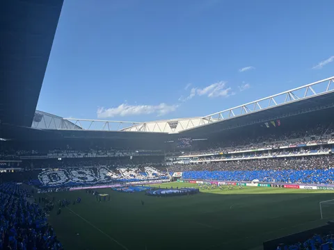 青き大群、空を仰ぐスタジアム