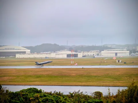雨空を翔る戦闘機
