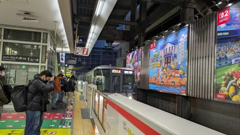 駅のホームと広告のコントラスト