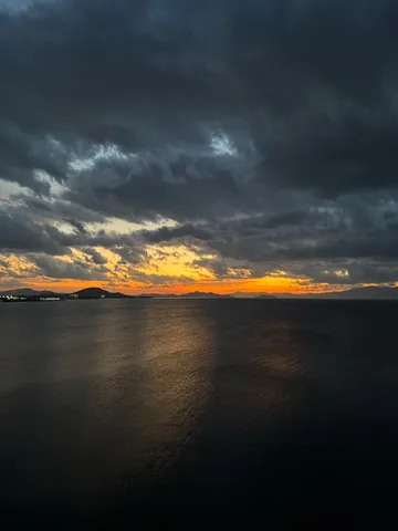 雨雲が織りなす、ドラマチックな夕暮れ