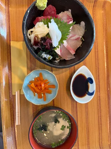 鮮やかな彩りの海鮮定食