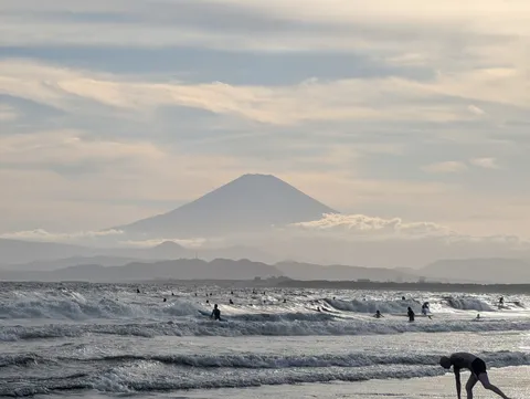 富士山とサーファーのシルエット