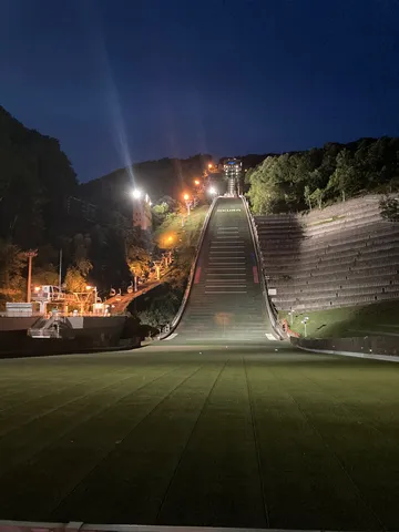夜空へ伸びる光の滑走台