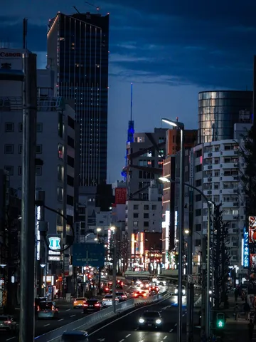 都会の夜景、光の交差点