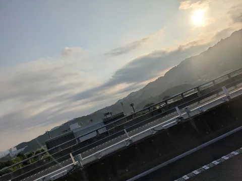 山並みと太陽のドライブウェイ