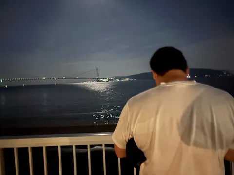 夜風と灯りの海辺デッキ