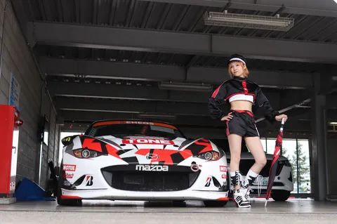 レーシングクイーンと愛車のガレージショット