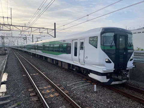 白と緑の未来行き列車