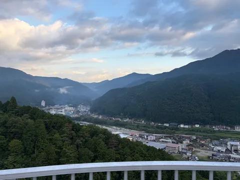 霧の谷間に広がる山村