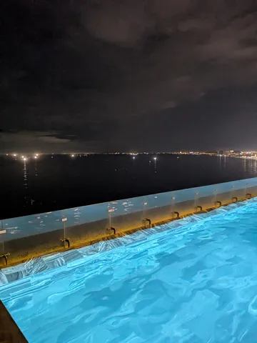 夜景と水の境界線
