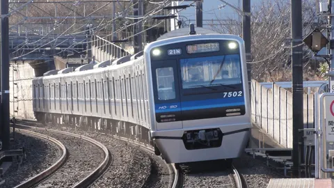 カーブを駆け抜ける現代の銀色列車