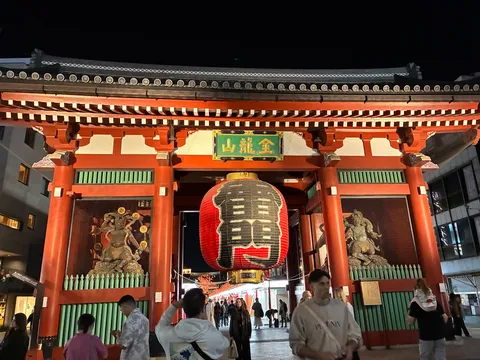 夜の門に浮かぶ赤い提灯