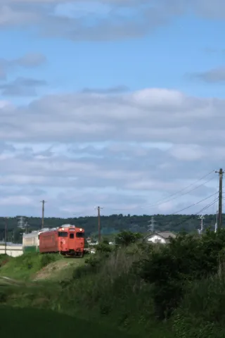 静かな午後、オレンジ色の列車