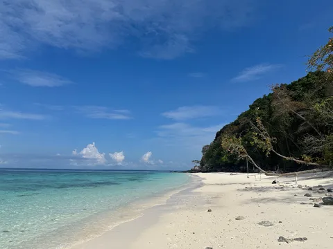 白砂と透明な海の静寂