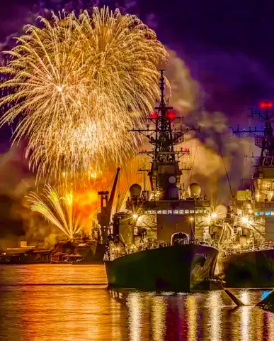 夜空を埋める艦上花火