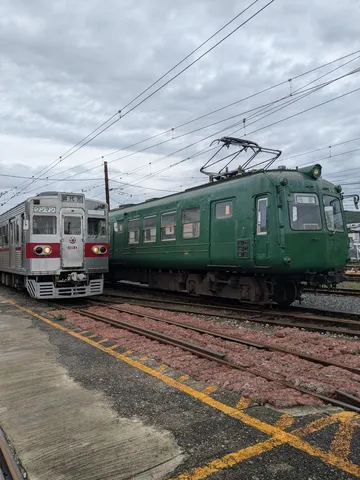 時を超え並ぶ、銀と緑の軌跡