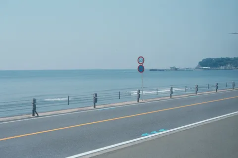 海と空が溶け合う道