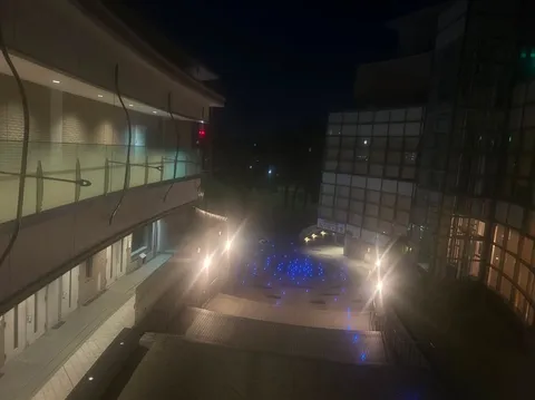 夜の静寂、青い光の誘い