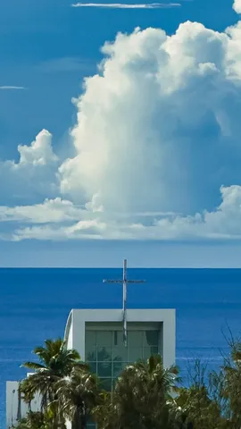 青い海と空、白い十字架