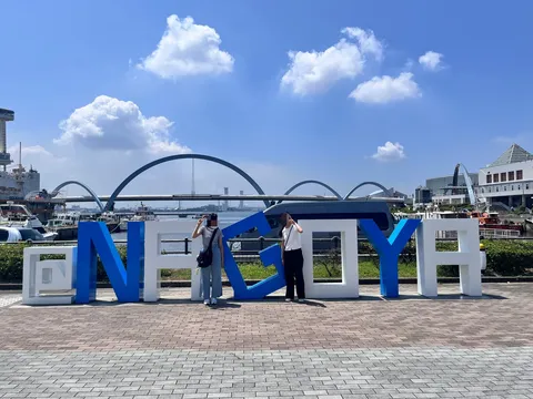 「NAGOYA」モニュメントと青空