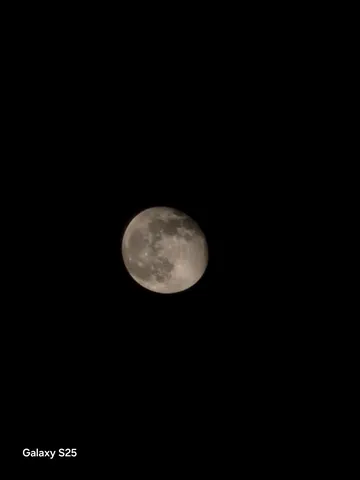 漆黒の夜に浮かぶ月