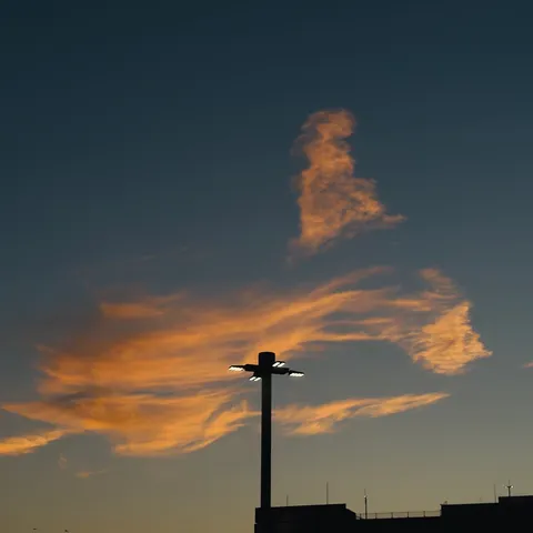 夕暮れの空に温もりを纏う